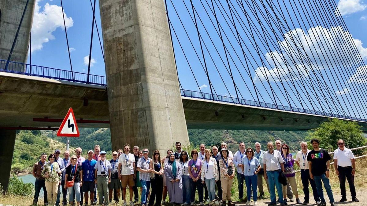 Los integrantes del grupo, en el puente atirantado de Barrios de Luna, en la autopista del Huerna.