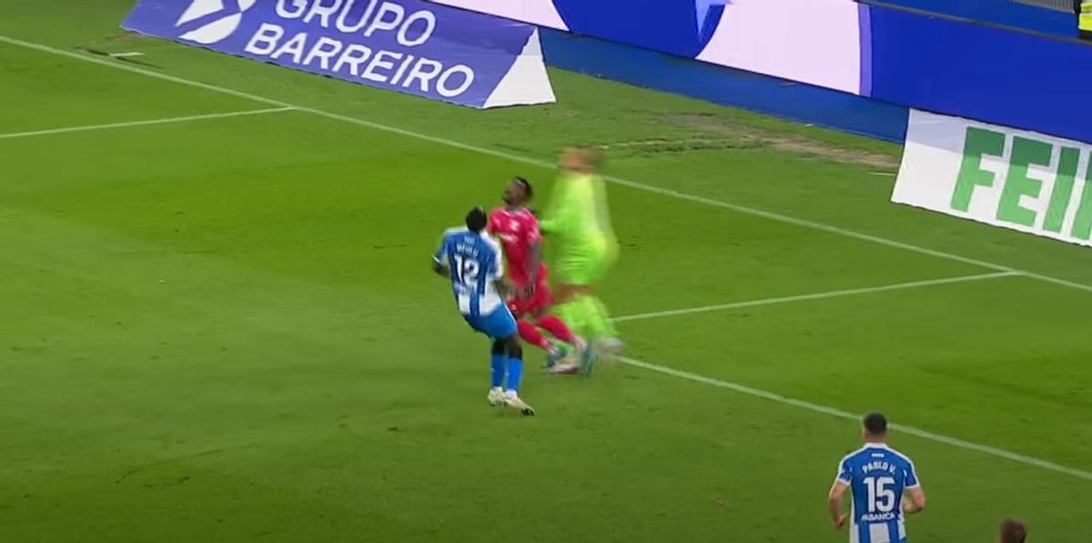 Momento del empujón sin balón de Helton Leite a Diarra