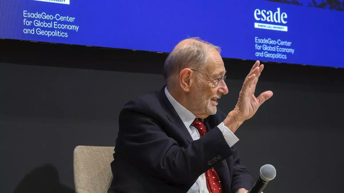 Javier Solana, distinguido por su contribución sobresaliente a la defensa y la seguridad europeas