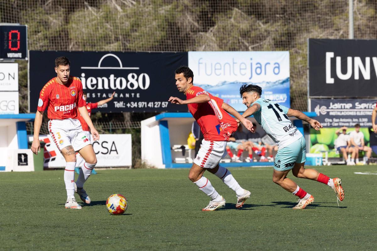 Marcos aguanta el balón durante el partido ante el Olot