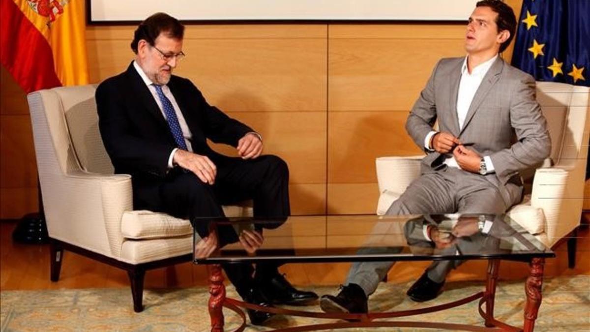El presidente en funciones, Mariano Rajoy, y el líder de Ciudadanos, Albert Rivera, este martes en el Congreso, al inicio de la reunión para hablar de la investidura.