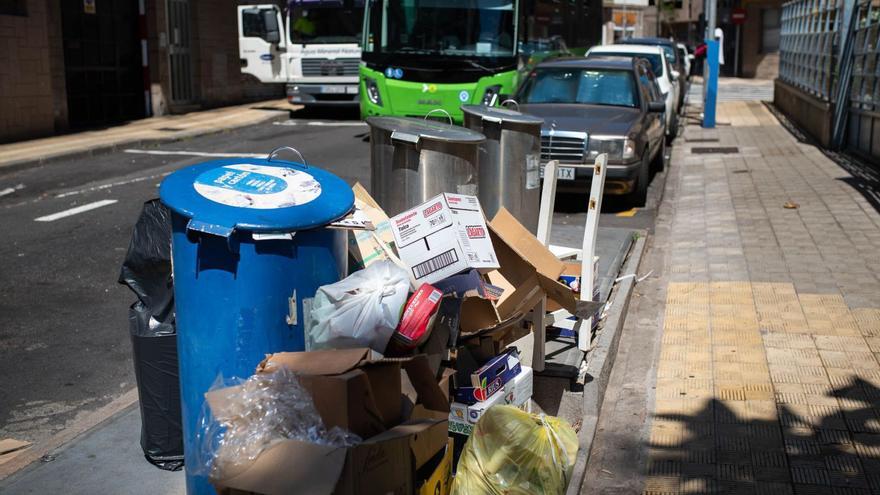 Primera sanción de 2.000 euros por tirar la basura fuera del contenedor en Santa Cruz