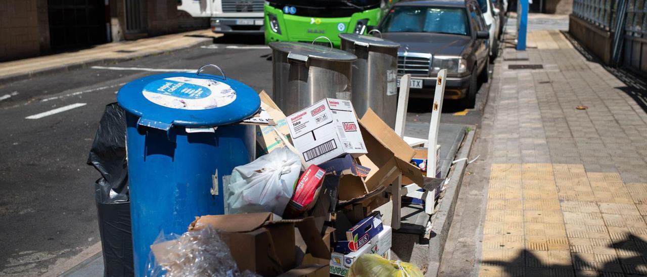 Basura fuera de los contenedores en una calle de Santa Cruz de Tenerife.