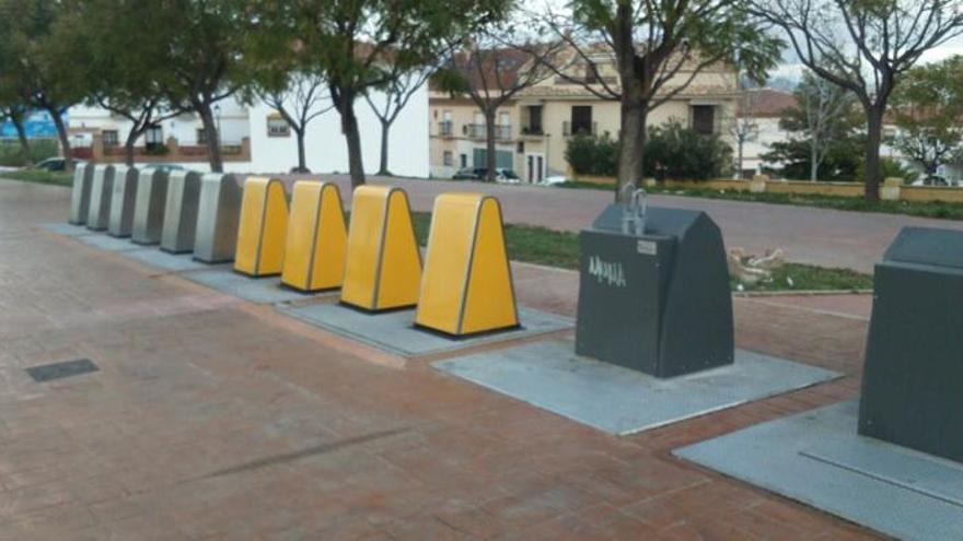 Imagen de los contenedores de envases, latas y plástico, con vinilo de color amarillo para facilitar su identificación.