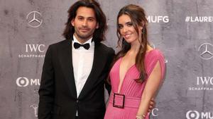 Ona Carbonell anuncia su embarazo. En la foto, la nadadora y su novio, Pablo Ibáñez, en la alfombra roja de los premios Laureus, el 17 de febrero, en Berlín.  