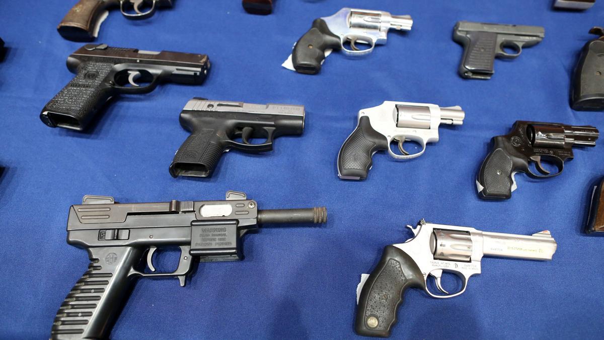 Una imagen de varias armas confiscadas.