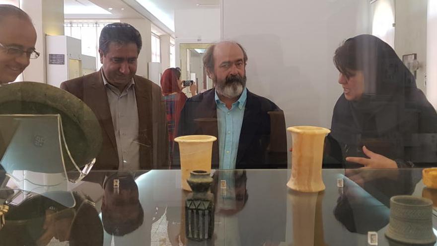 José Alberto Cortés y Jorge Soler, junto al doctor Nokandeh (centro), director del Museo Nacional de Irán, en una sala de ese centro en Teherán.