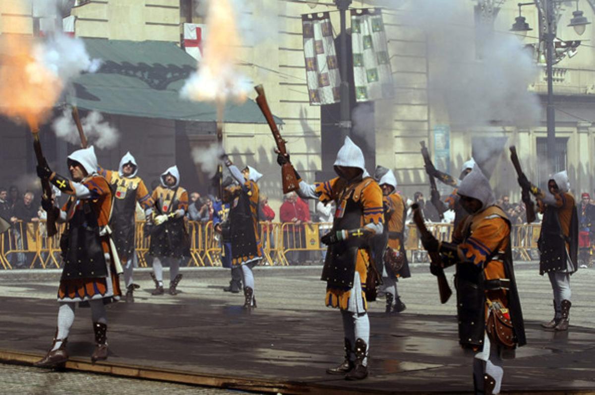 Les tropes cristianes defensen el castell en l’’alardo’ del matí l’últim dia de les festes de Moros i Cristians d’Alcoi.