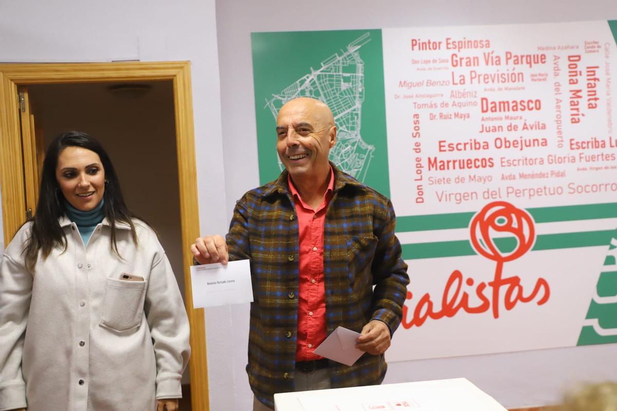 Antonio Hurtado vota esta mañana en las primarias donde los socialistas eligen a su candidato a la Alcaldía de Córdoba.