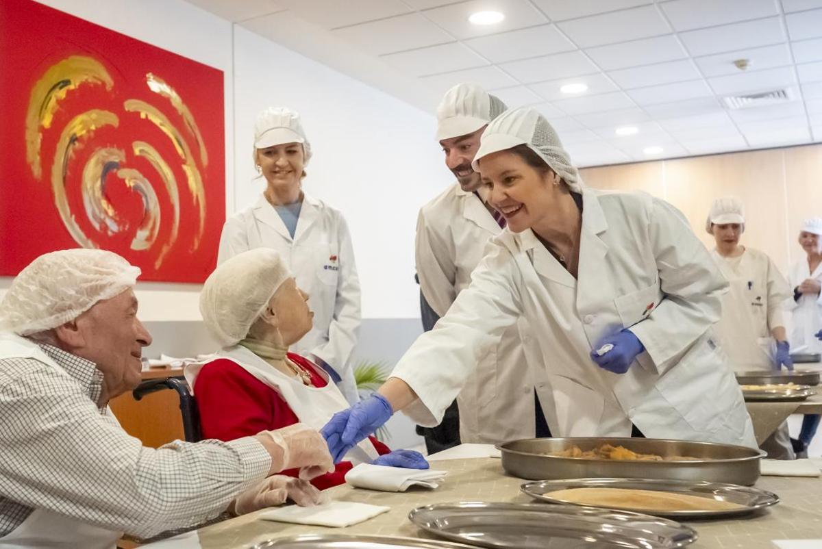 La Comunidad de Madrid acerca la Semana Santa a los mayores con un taller de elaboración de torrijas dentro de su programa de envejecimiento activo.