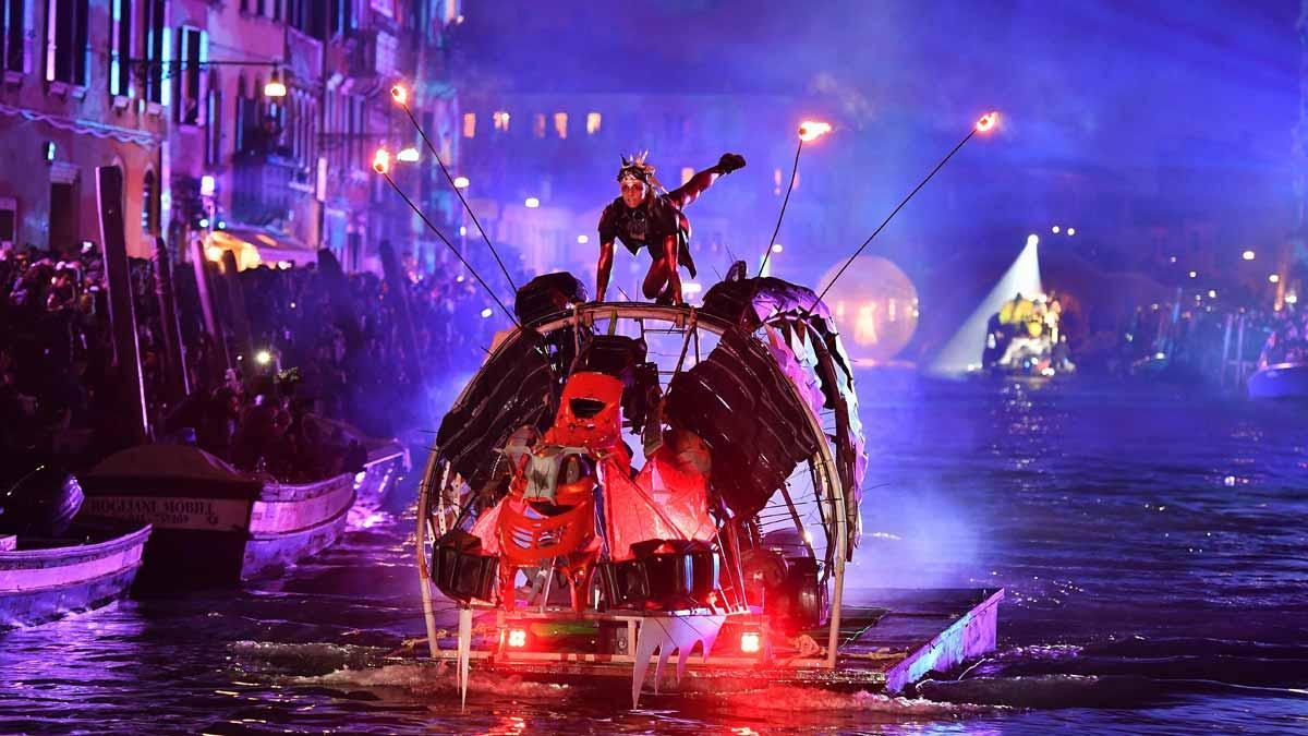 Empieza el Carnaval en Venecia con un espectáculo flotante en uno de sus canales.