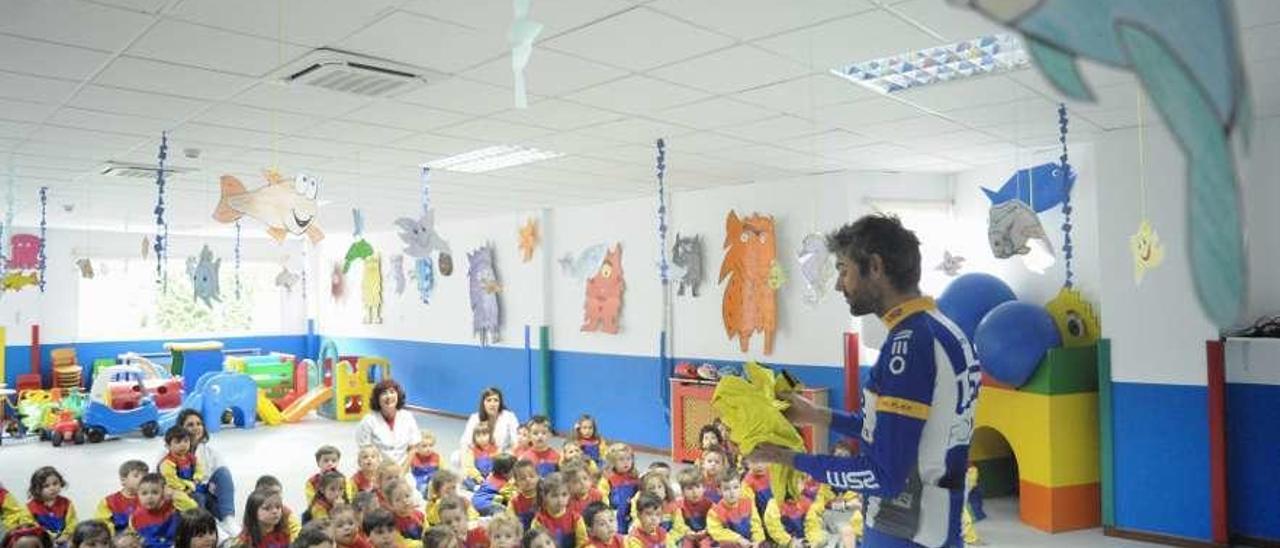 Gustavo César Veloso, durante una charla en la Escuela Infantil Municipal de A Lomba. // Iñaki Abella