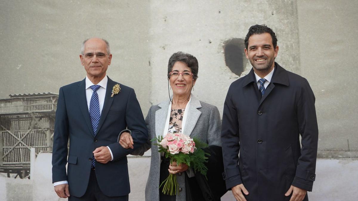 Sagredo con una de las parejas paterneras que celebran sus Bodas de Oro.