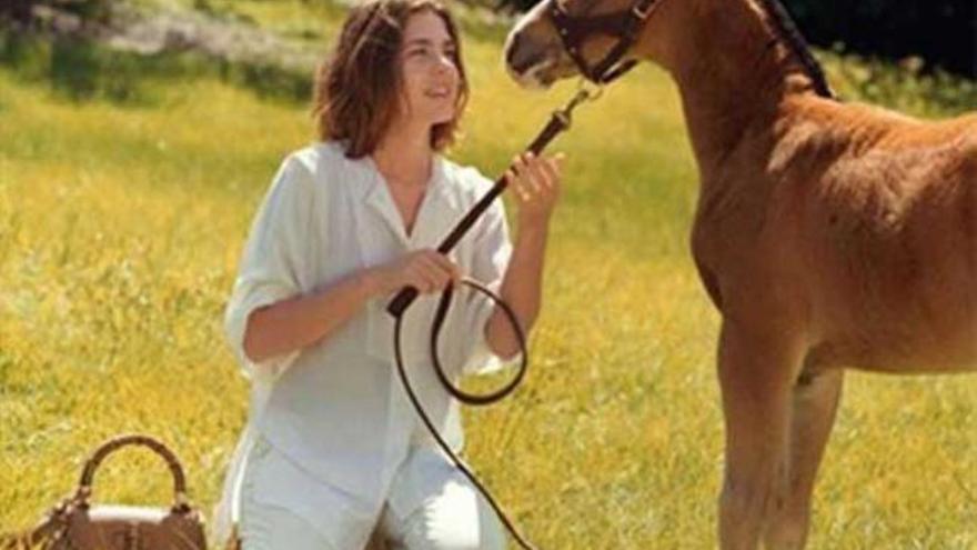 La princesa vestida de blanco posa con un poni