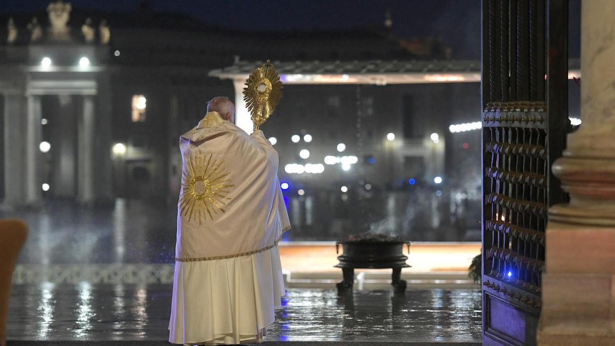 El Papa bendice al mundo en soledad por el coronavirus