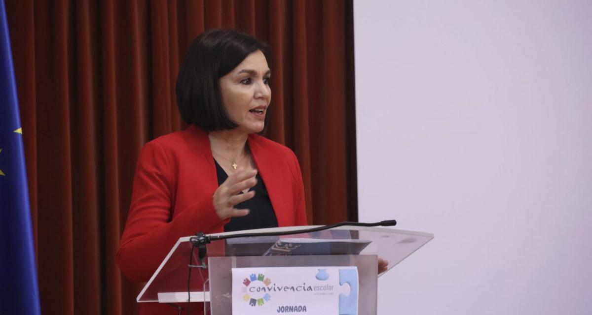 La directora provincial de Educación, María Teresa Pérez, durante su intervención. | V. G.