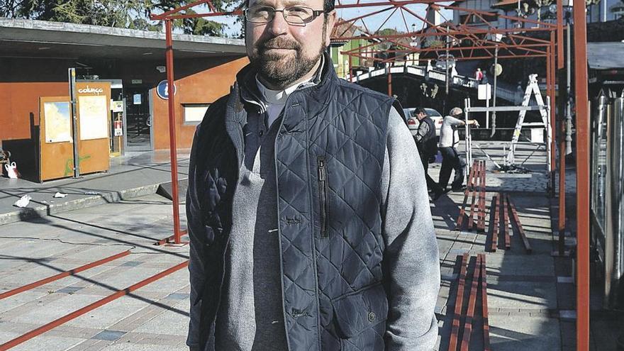 Gaspar Muñiz, bajo la estructura de la carpa que albergará el festival en el parque de Colunga.