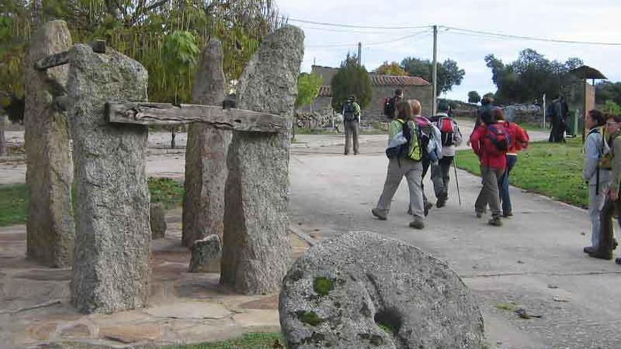 Un grupo de senderistas realiza una ruta por Mámoles, en el Parque Natural Arribes del Duero.