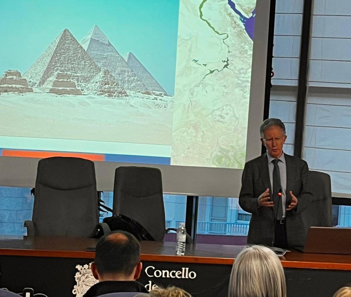 El doctor Emilio Rodríguez durante su intervención en la charla en el salón de plenos de Moaña. | SANTOS ÁLVAREZ