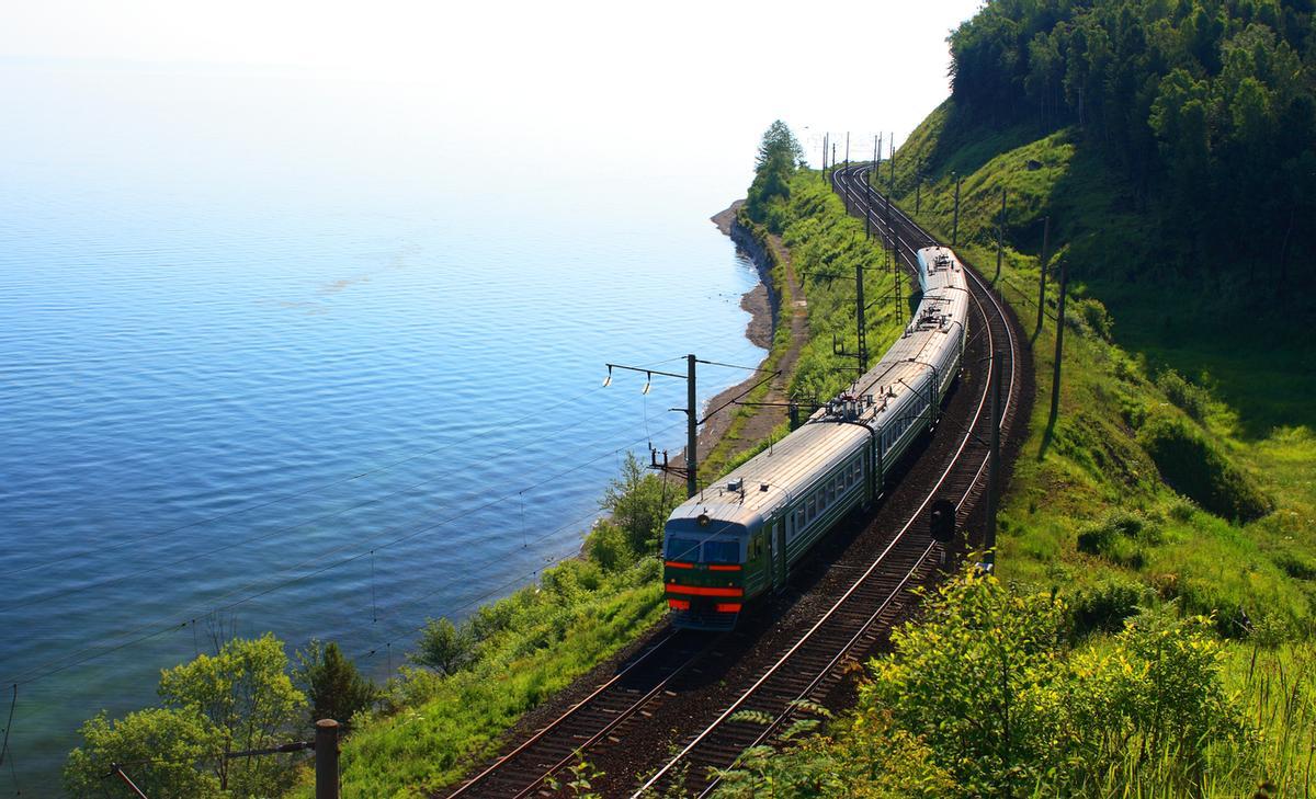 El tren a su paso por el lago Baikal