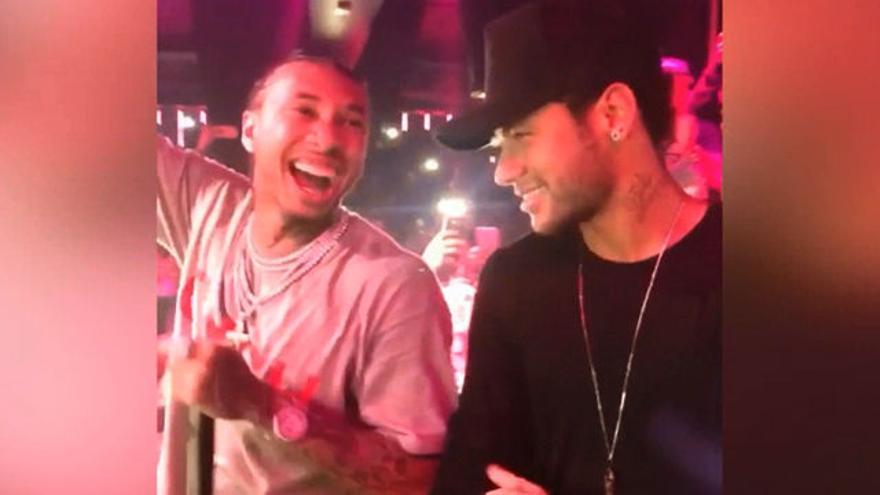 Neymar disfrutando de la fiesta junto al rapero Tyga