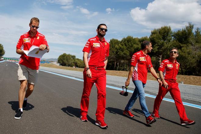 El piloto alemán de Fórmula Uno Sebastian Vettel (i), Ferrari, camina por el circuito Paul Richard en Le Castellet, Francia, este jueves. El Gran Premio de Francia se celebra el próximo domingo.