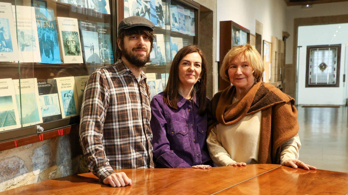 David Uclés, Ledicia Costas y Lídia Jorge en el IES Rosalía de Castro antes de recibir el premio San Clemente,