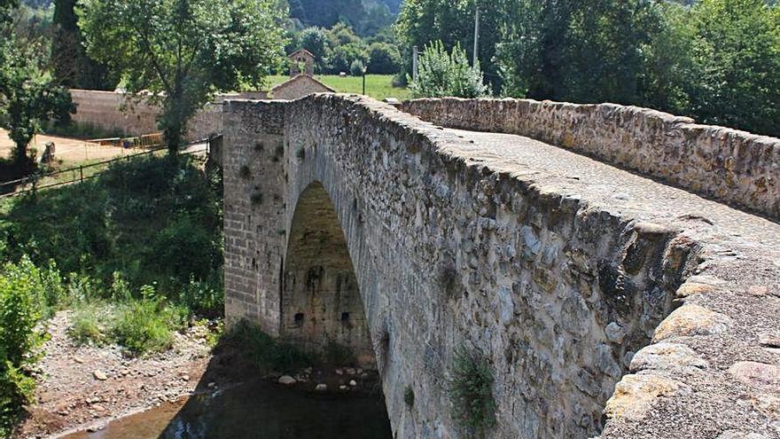 El pont i l&#039;ermita de Sant Andreu sobre el llit de la Muga.