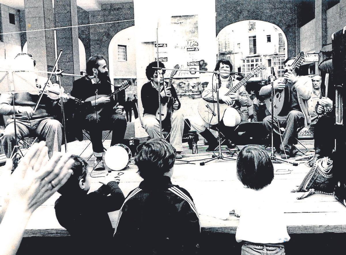 Antoni Peralta, Eugeni Canyelles, Francesca Adrover y Bel Cerdà, integrantes de Sis Som, en la plaza Major.
