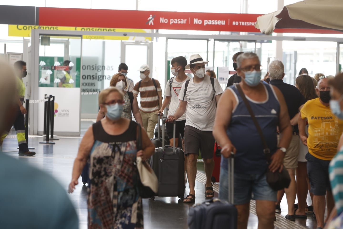 Llegada de turistas al aeropuerto y la estación de Adif en Alicante