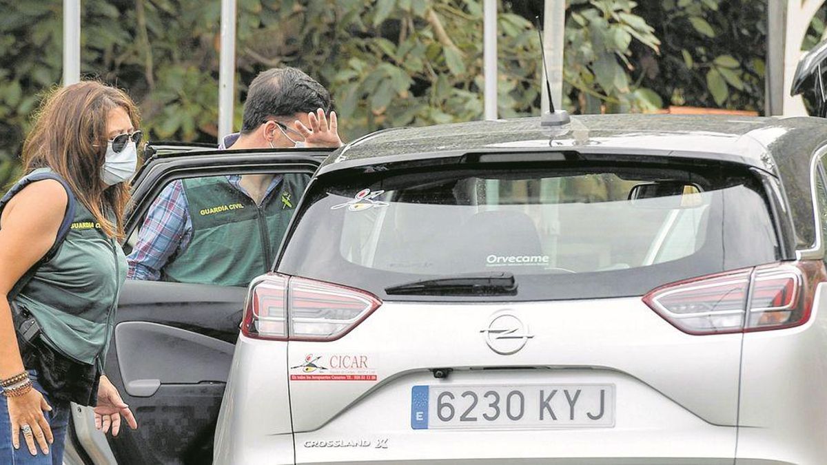 La Guardia Civil durante el rastreo en la vivienda del cuñado de José Delgado en El Palmar de Teror. | | JUAN CARLOS CASTRO