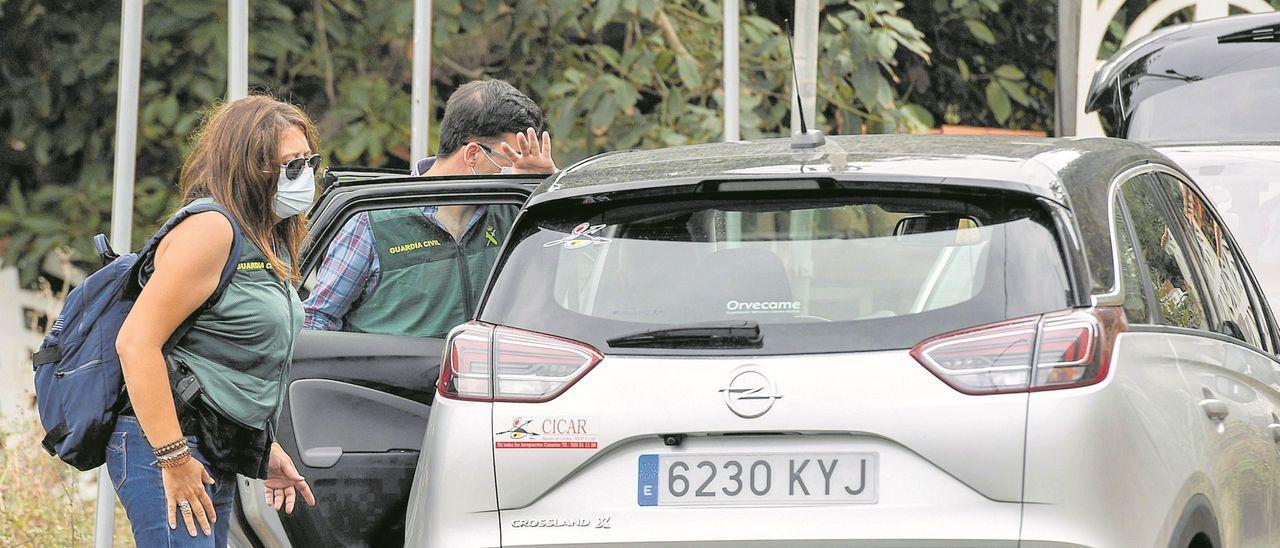 La Guardia Civil durante el rastreo en la vivienda del cuñado de José Delgado en El Palmar de Teror. | | JUAN CARLOS CASTRO