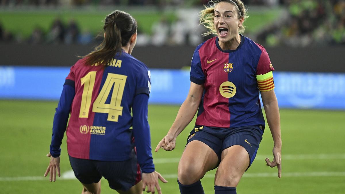 Aitana y Alexia celebrando un tanto ante el Wolfsburgo
