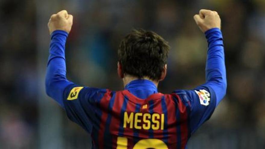 El delantero argentino del FC Barcelona Lionel Messi celebra su primer gol al Málaga.