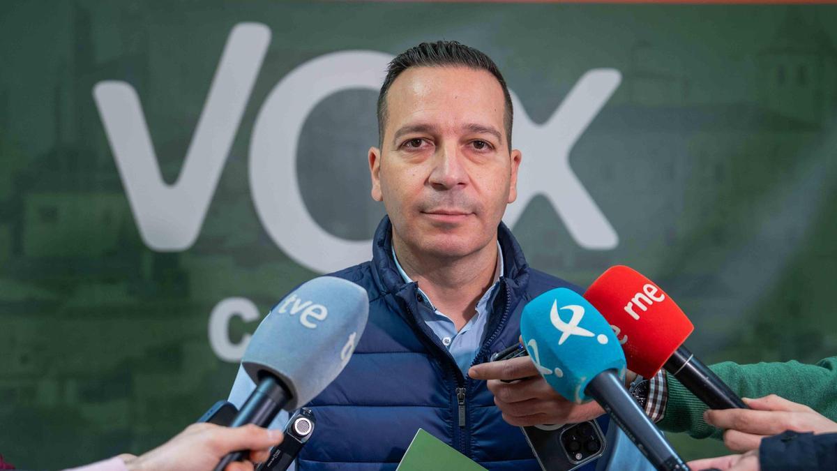 Óscar Fernández Calle (Vox) tras una reunión con sindicatos docentes.