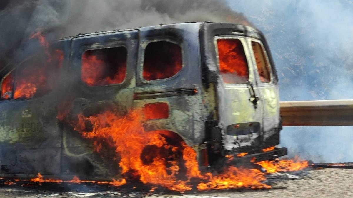 La furgoneta incendiada este viernes en Orpesa.