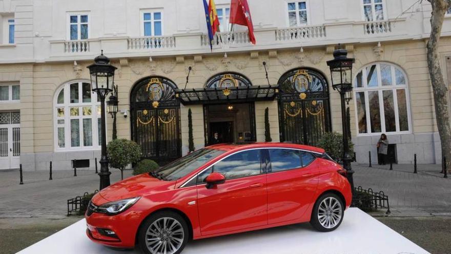 El Opel Astra &quot;Coche del Año de los Lectores de Prensa Ibérica&quot; .