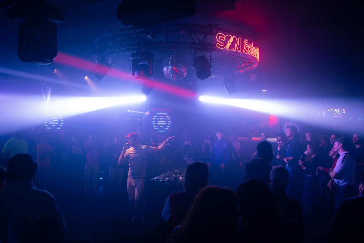 Chico Blanco, actuando rodeado de público en la presentación del ciclo Café Berlín 360º.