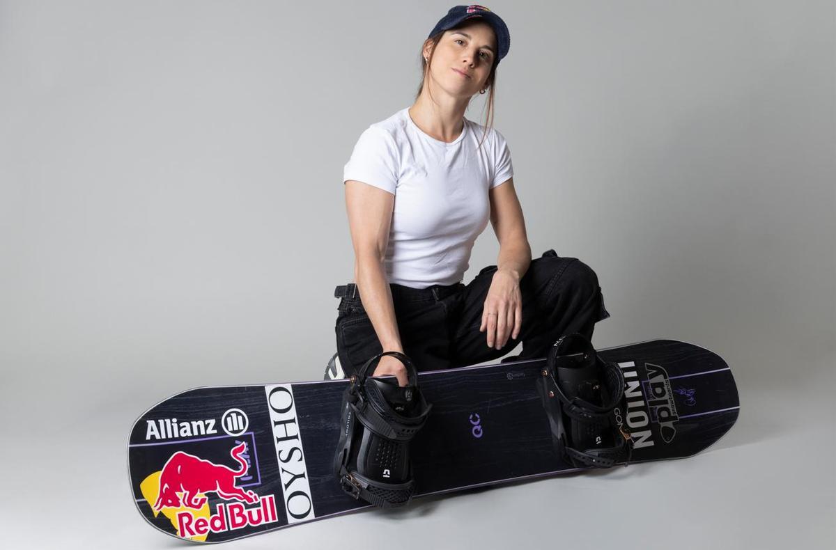 Queralt Castellet, con la tabla que luce sus patrocinadores.