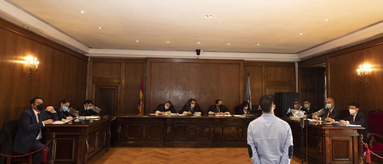 Uno de los testigos declarando ante las partes y los magistrados de la Sección Primera de la Audiencia de Pontevedra.