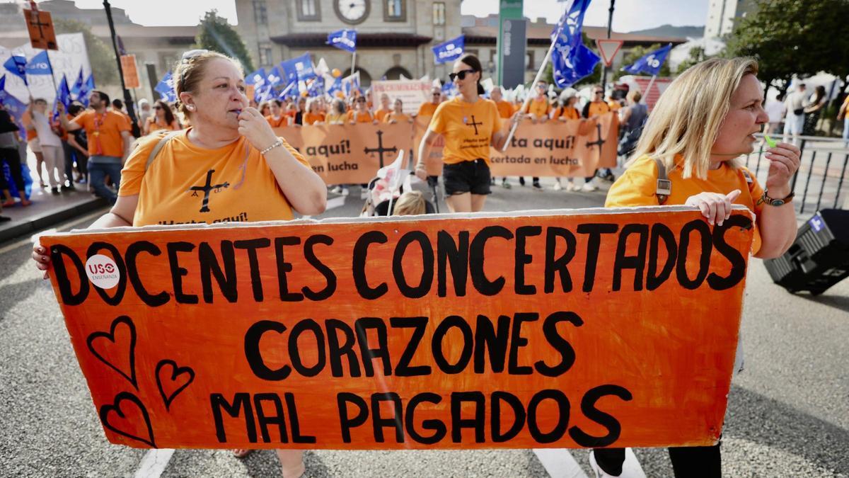 EN IMÁGENES | La marea naranja de profesores inunda Oviedo: manifestación de la escuela concertada