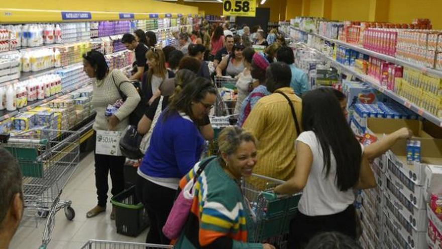 Clientes comprando en Mercadona.