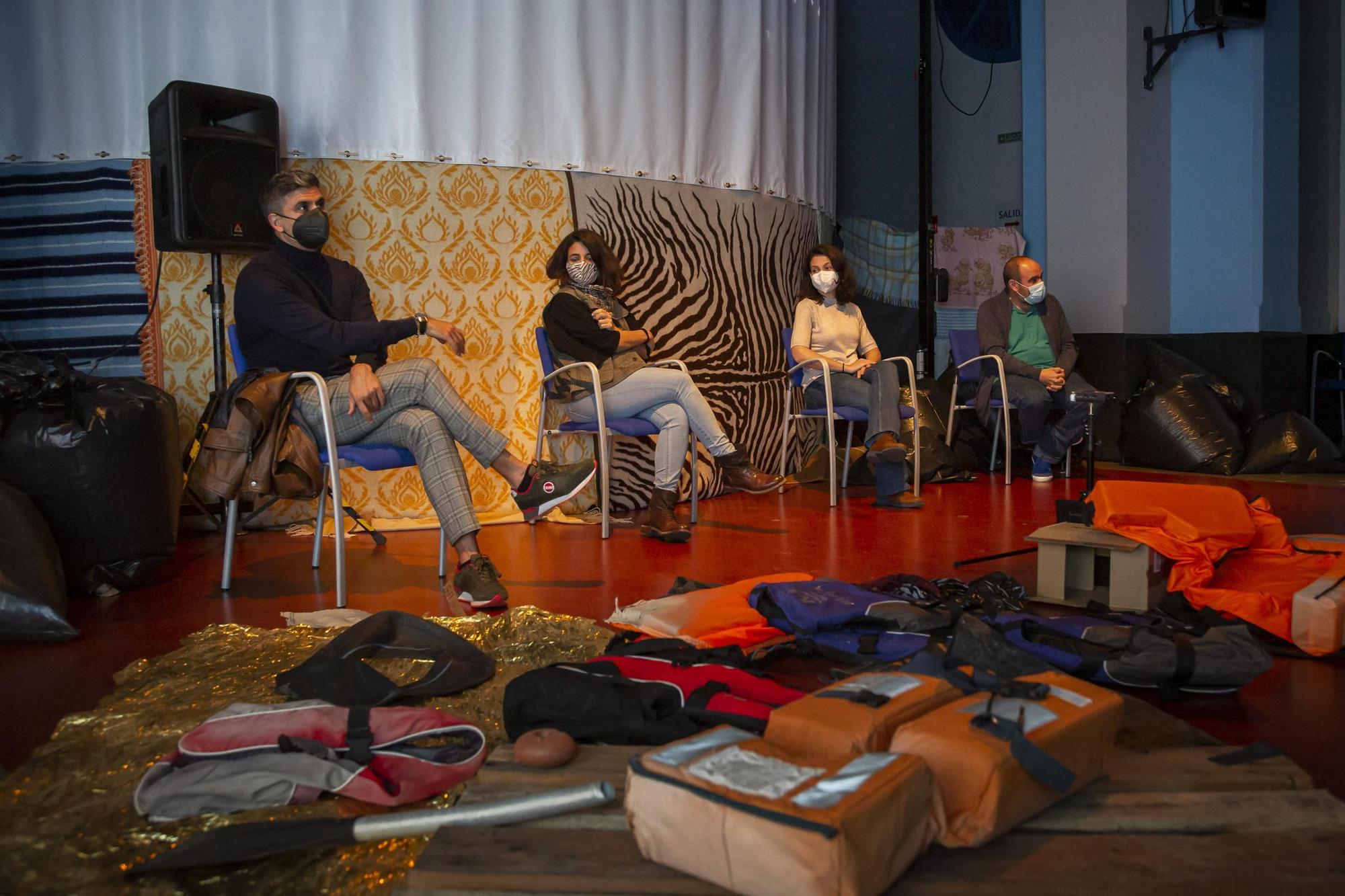 Mesa redonda 'Islas Jaula' en la Sala Insular de Teatro