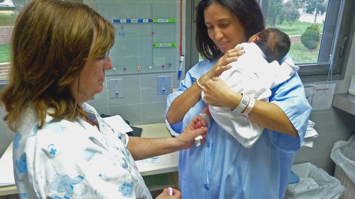 Prueba a un recién nacido en un hospital