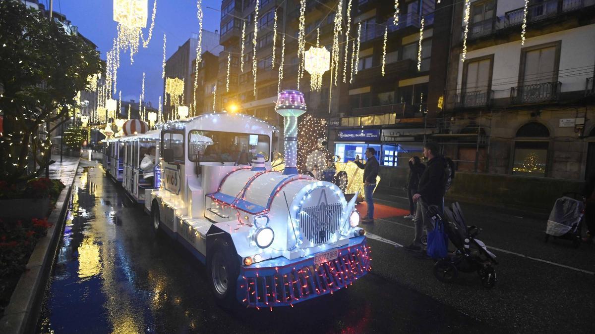 Tren de la Navidad y turistas en la primera jornada con las luces encendidas en Vigo