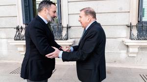 El líder de VOX, Santiago Abascal (i) y el líder opositor de Venezuela Edmundo González (d), se saludan a su llegada a una reunión en el Congreso de los Diputados, a 30 de septiembre de 2024, en Madrid (España).