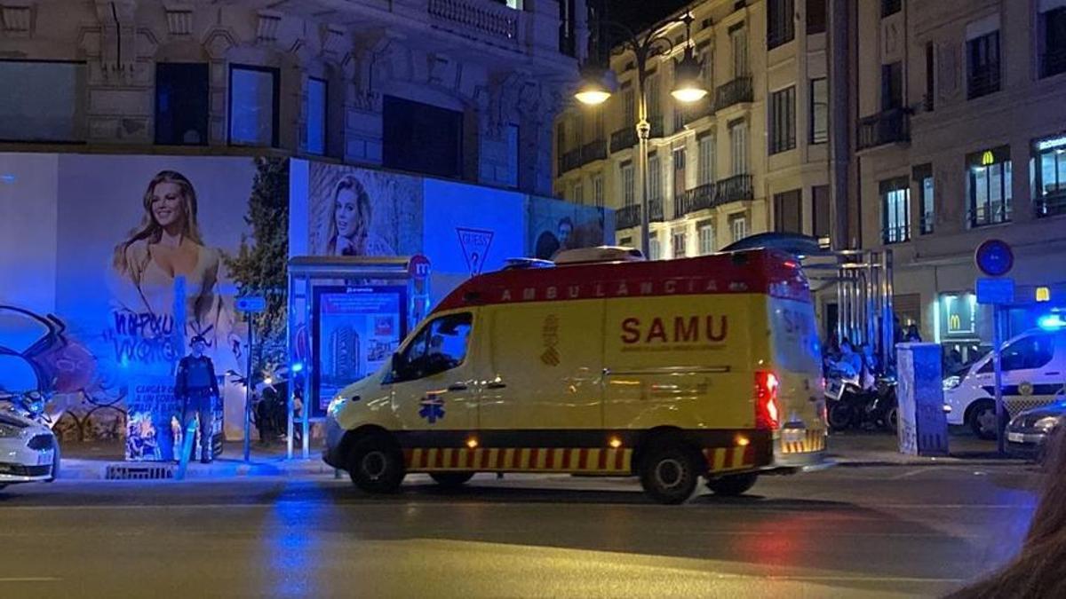 Una ambulancia en el centro de Valencia.