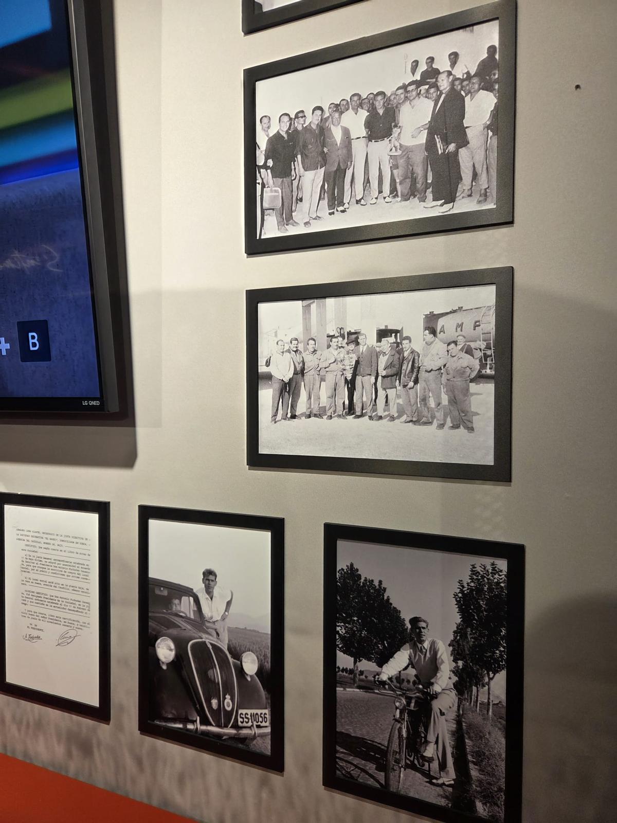 Detalles de fotografías de Antonio Puchades "Tonico", que se exhiben en el local.