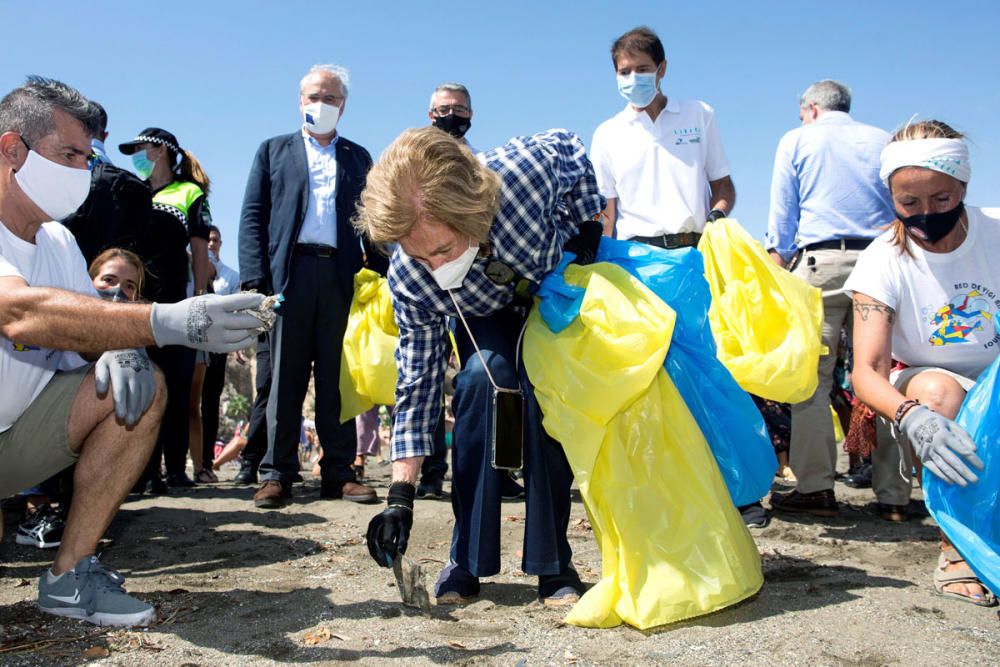 La Reina Sofía participa en una recogida de residuos en una playa de Rincón