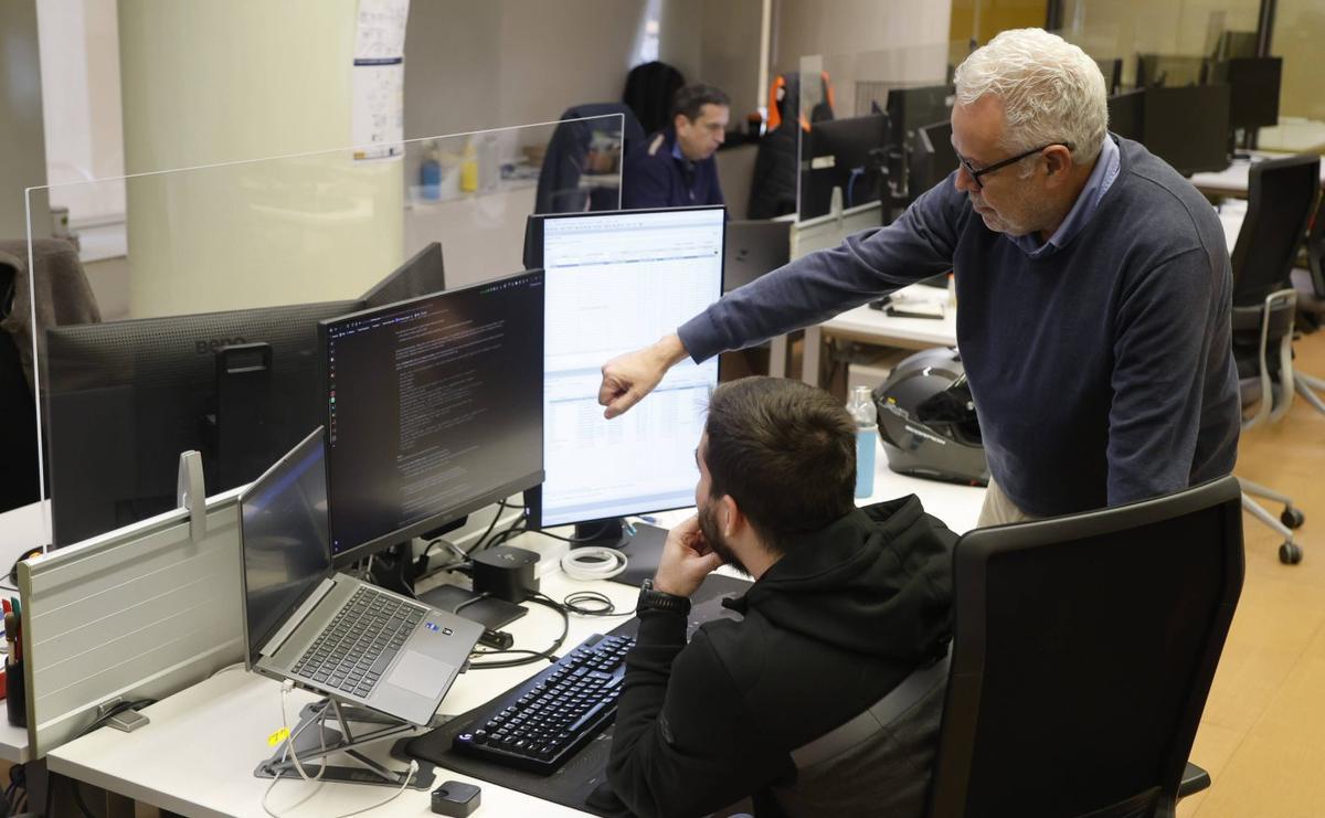 José Morales da indicaciones a un trabajador de Eprinsa en la sede de la empresa en Córdoba.